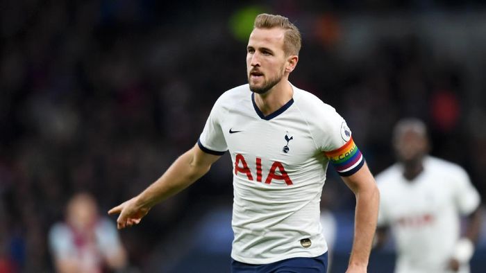 Kane yang berlaga di lapangan dengan jersey Tottenham Hotspur